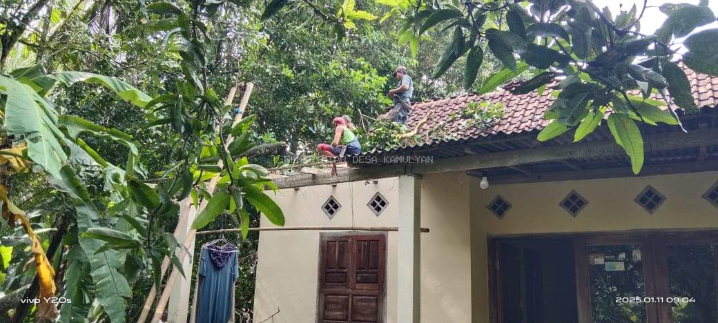 ANGIN KENCANG MENERJANG DESA KAMULYAN SEBABKAN 60 RUMAH ALAMI KERUSAKAN